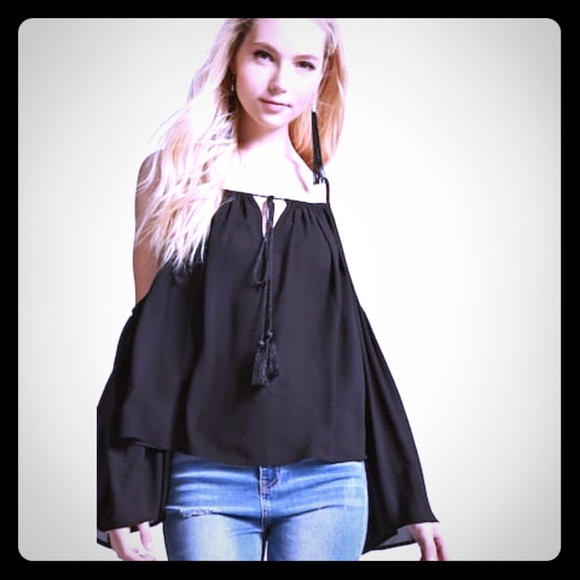 Forever 21 Tops - forever21 ColdShoulder flareSleeve top (S/M)